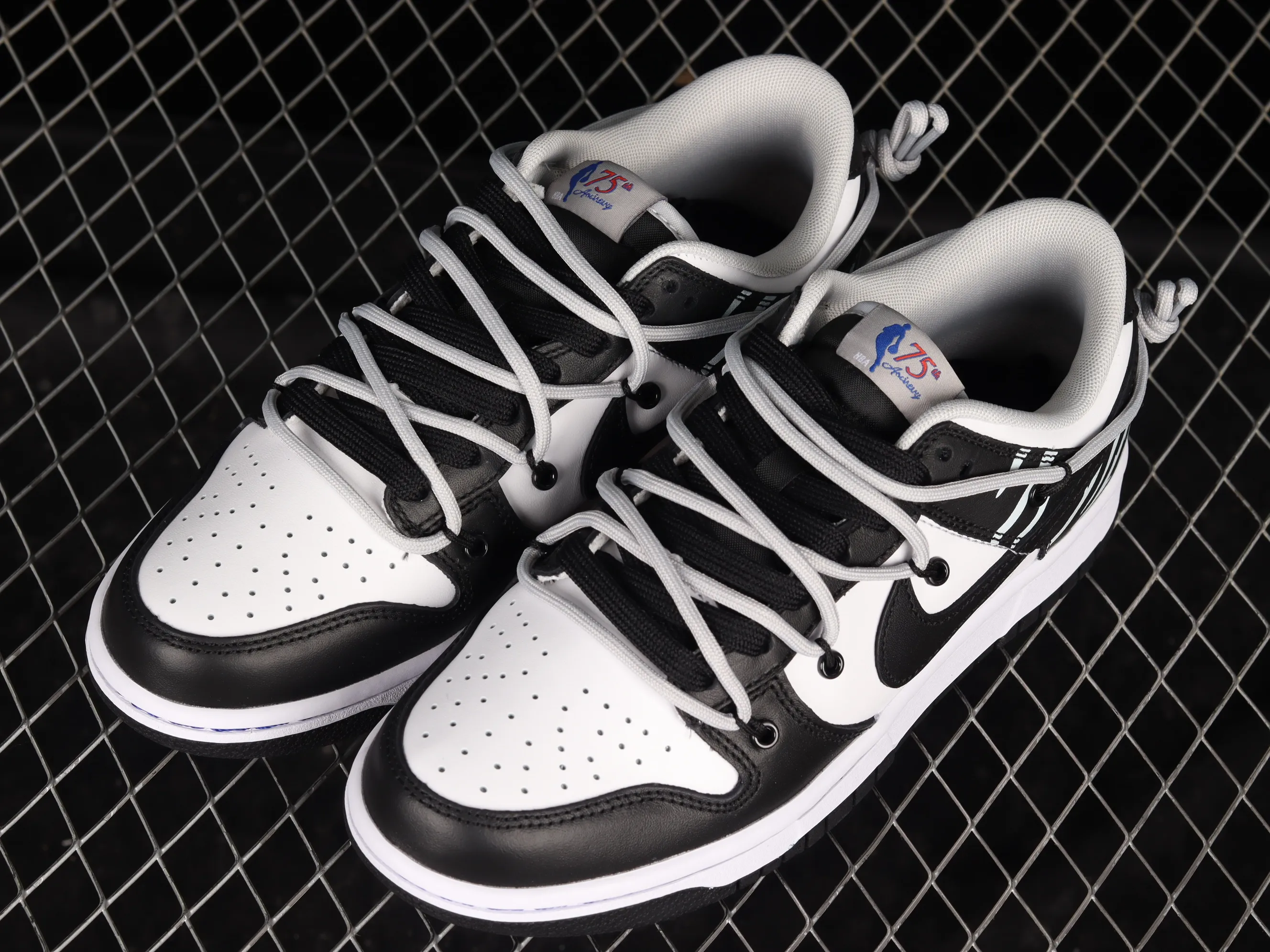 All categories Nk SB Dunk series Nk SB Dunk Low low-top sneakers F version Nk Dunk Low "CNY" Year of the Tiger limited edition SB smashing backboard fashion casual sneakers DD3363-002